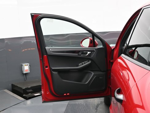 Used 2025 Porsche Macan image 8