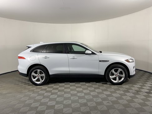 Used 2017 Jaguar F-PACE Premium image 2