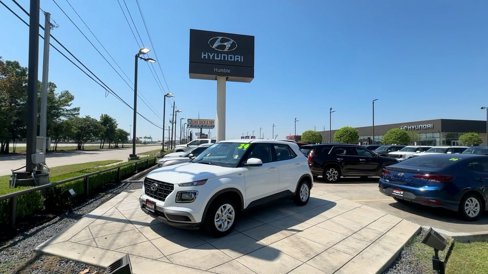 Certified 2024 Hyundai Venue SE image 7