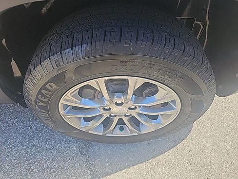 Used 2019 Jeep Cherokee Latitude Plus w/ Comfort/Convenience Group image 39