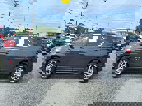 Used 2022 Chevrolet Equinox LT w/ Driver Convenience Package image 3