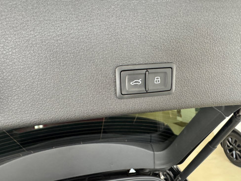 Used 2024 Audi Q8 e-tron Premium image 22