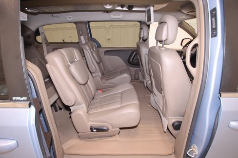 Used 2013 Chrysler Town & Country Touring image 18