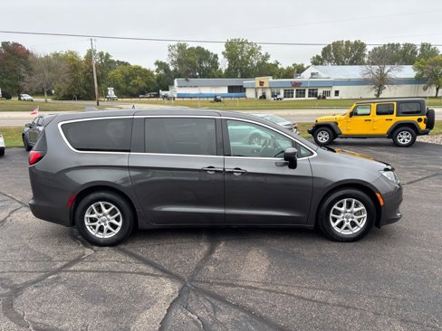 Used 2017 Chrysler Pacifica Touring image 2