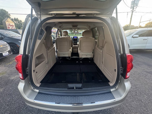 Used 2014 Dodge Grand Caravan SXT image 12