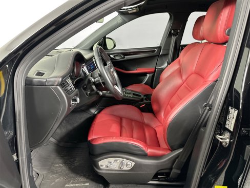 Certified 2020 Porsche Macan image 5
