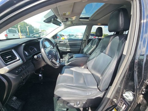 Used 2017 Toyota Highlander SE image 3