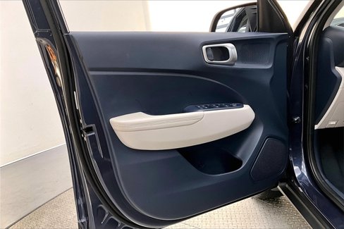 Used 2023 Hyundai Venue Limited image 18