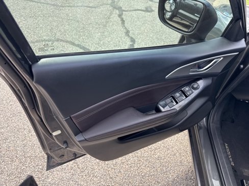 Used 2018 MAZDA MAZDA3 Touring image 12