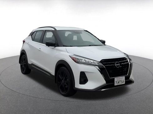 Used 2023 Nissan Kicks SR image 3