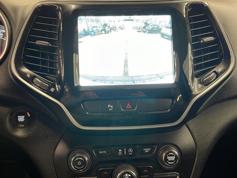 Used 2019 Jeep Cherokee Limited image 17