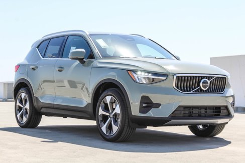 Used 2024 Volvo XC40 B5 Plus w/ Climate Package image 3