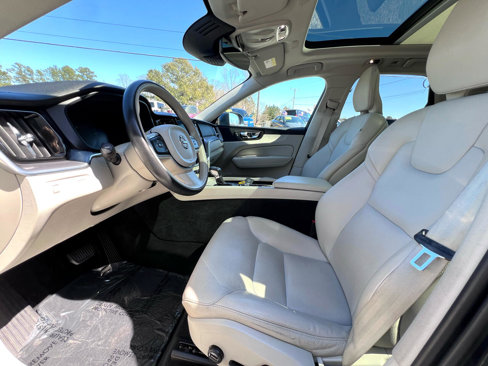 Used 2020 Volvo XC60 T5 Momentum image 10