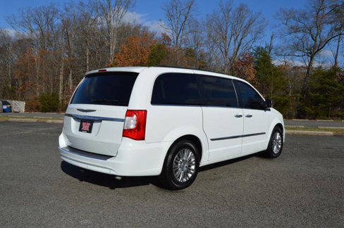 Used 2016 Chrysler Town & Country Touring-L image 8