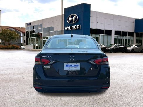 Used 2023 Nissan Versa S w/ Trunk Package image 4