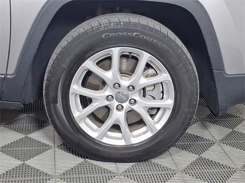 Used 2017 Jeep Cherokee Latitude w/ Cold Weather Group image 12