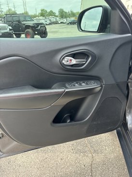 Used 2019 Jeep Cherokee Trailhawk w/ Comfort/Convenience Group image 9
