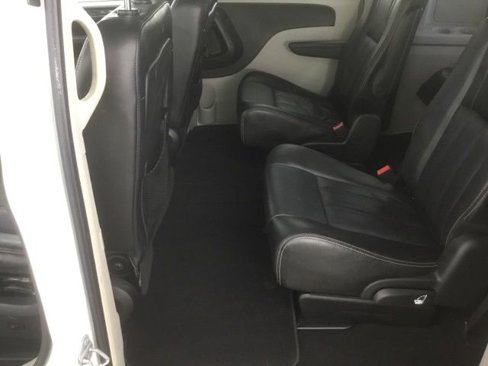 Used 2014 Chrysler Town & Country Touring image 16