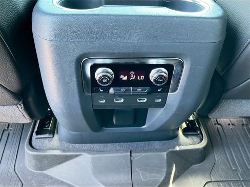 Used 2021 GMC Yukon Denali w/ Denali Premium Package image 28