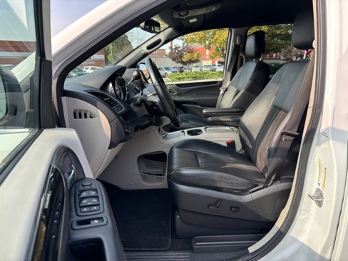 Used 2019 Dodge Grand Caravan SXT image 11