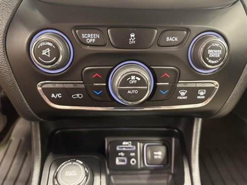 Used 2016 Jeep Cherokee Limited image 22