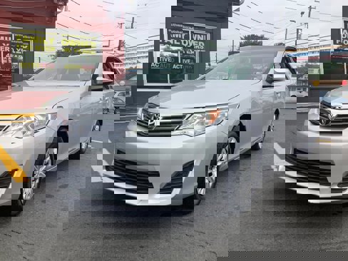 Used 2014 Toyota Camry L image 3