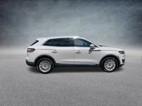 Used 2019 Lincoln Nautilus Premier image 3