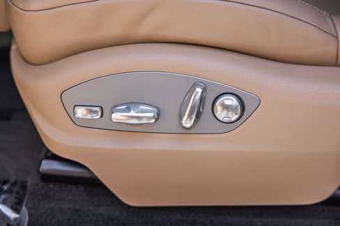 Certified 2025 Porsche Macan image 16