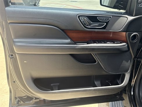 Used 2018 Lincoln Navigator Select image 10