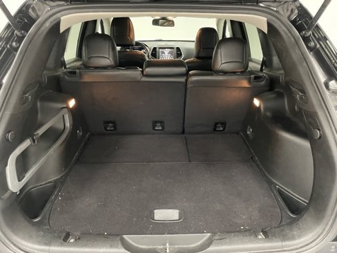 Used 2018 Jeep Cherokee Latitude Plus w/ Cold Weather Group image 28