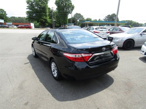 Used 2016 Toyota Camry image 6