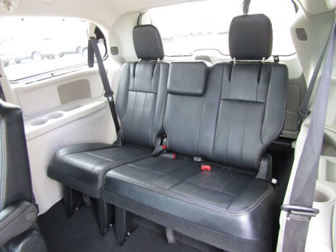 Used 2015 Chrysler Town & Country Touring-L image 12