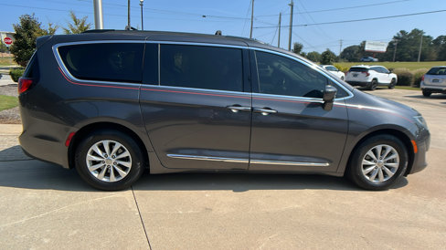 Used 2017 Chrysler Pacifica Touring-L image 7
