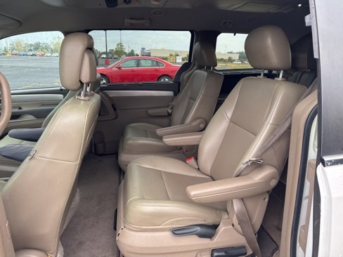 Used 2012 Volkswagen Routan SE image 7