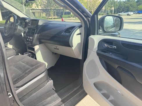Used 2018 Dodge Grand Caravan SE w/ UConnect Hands-Free Group image 18