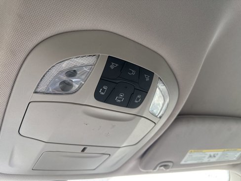 Used 2023 Chrysler Pacifica Touring-L image 41