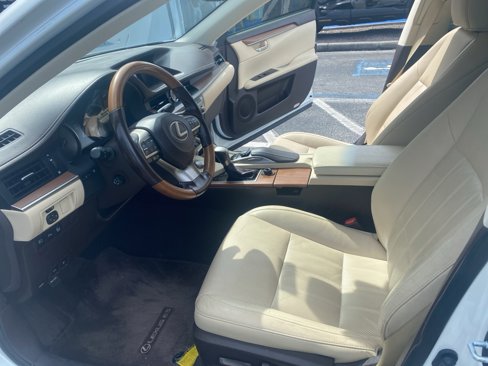 Used 2018 Lexus ES 300h image 2