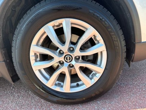 Used 2017 Nissan Rogue SV w/ SV Premium Package image 32
