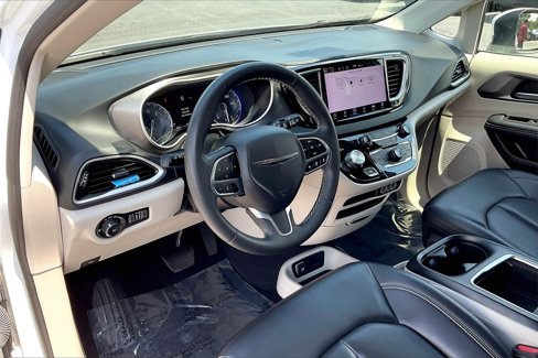 Used 2023 Chrysler Pacifica Touring-L image 14