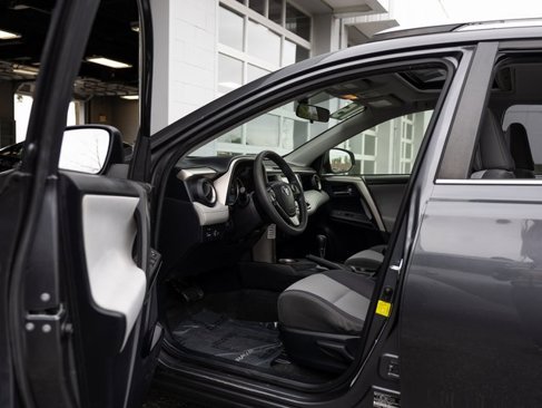 Used 2015 Toyota RAV4 XLE image 25