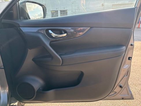 Used 2018 Nissan Rogue SV image 39