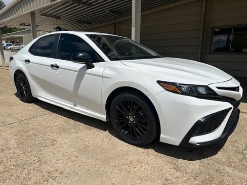 Used 2021 Toyota Camry SE w/ Convenience Package image 2