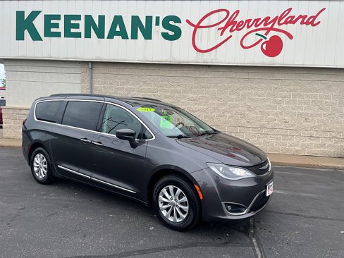Used 2017 Chrysler Pacifica Touring-L image 1
