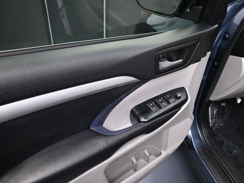 Used 2019 Toyota Highlander SE image 13