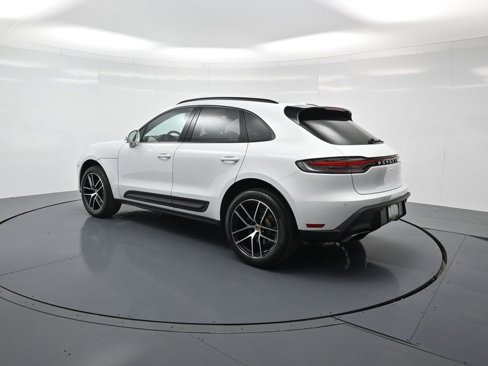 Certified 2025 Porsche Macan image 3