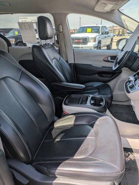 Used 2020 Chrysler Voyager Lxi image 13