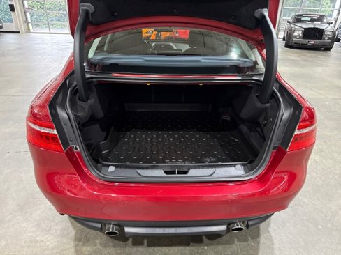 Used 2018 Jaguar XE Premium image 15