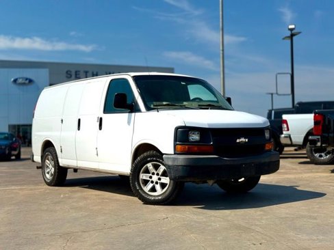 Used 2010 Chevrolet Express 1500 image 1