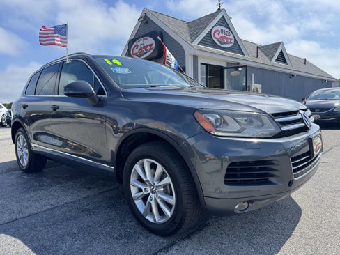 Used 2014 Volkswagen Touareg Sport image 1