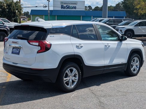 Used 2024 GMC Terrain SLE image 4